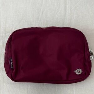 🍋 NWOT Lululemon Everywhere Belt Bag 2L - Purple/Burgundy (?)